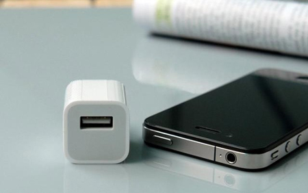 iPhone4（iPod）の電源アダプタ充電器＆USBデータ転送ケーブル